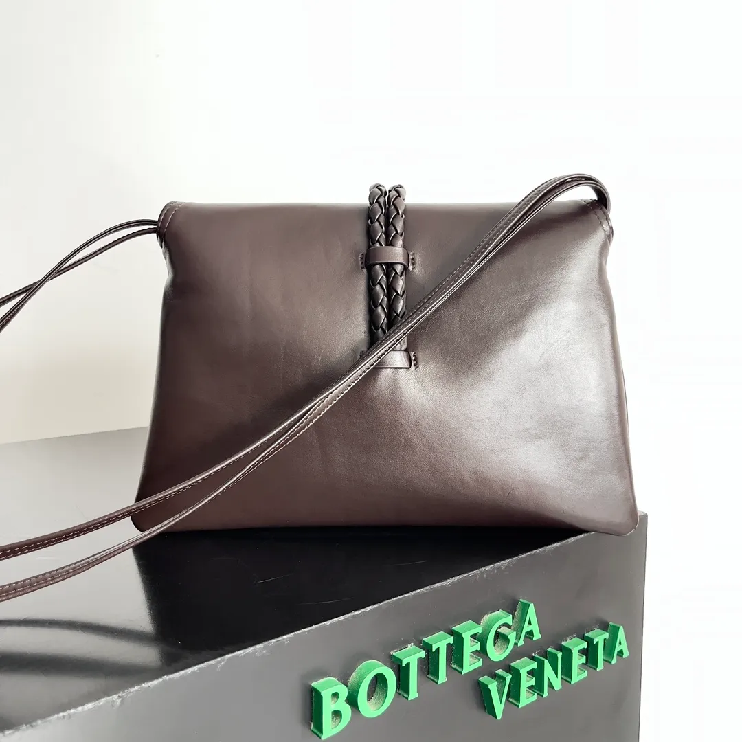 Batch 1680 Inspired by the 1970s, the Bottega Veneta women's logo shoulder bag has a smooth leather surface that brings a clean and handsome feel, just like the neatness and tenacity of a working woman. The front buckle is made of high-quality hardware pendant, the overall retro elegance, and the excellent leather feels soft. This Bottega Veneta series can be described as beautiful, weakening the complexity of the outfit, not competing for it, and only using the best quality to interpret itself. Style number: 806034 (large size) Size: 30*20*8cm